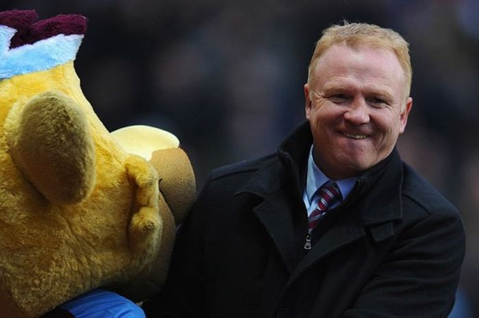 Alex McLeish memeluk maskot klub pada lanjutan Premier League antara Aston Villa Vs Manchester City di Villa Park, 12 Februari 2012.