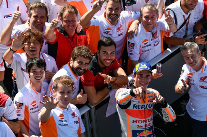 Marc Marquez merayakan raihan podiumnya saat balapan MotoGP San Marino di Sirkuit Misano, San Marino, pada Minggu (9/9/2018).