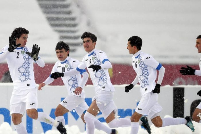   Selebrasi para pemain timnas U-23 Uzbekistan seusai mencetak gol pertama mereka ke gawang timnas U-23 Vietnam pada final Piala Asia U-23 2018 di Changzhou Olympic Sports Centre, Changzhou, China pada Sabtu (27/1/2018).  