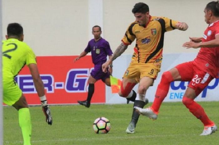 Aksi penyerang Mitra Kukar, Fernando Rodriguez Ortega saat timnya menghadapi Martapura FC, Rabu (17/1/2018)