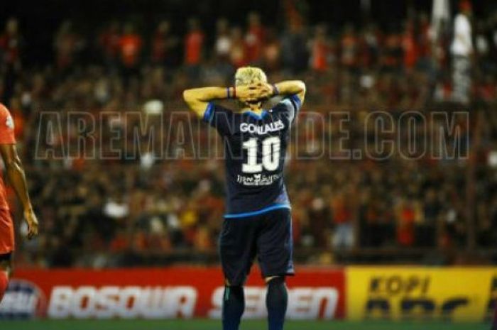Striker Arema FC, Cristian Gonzales.