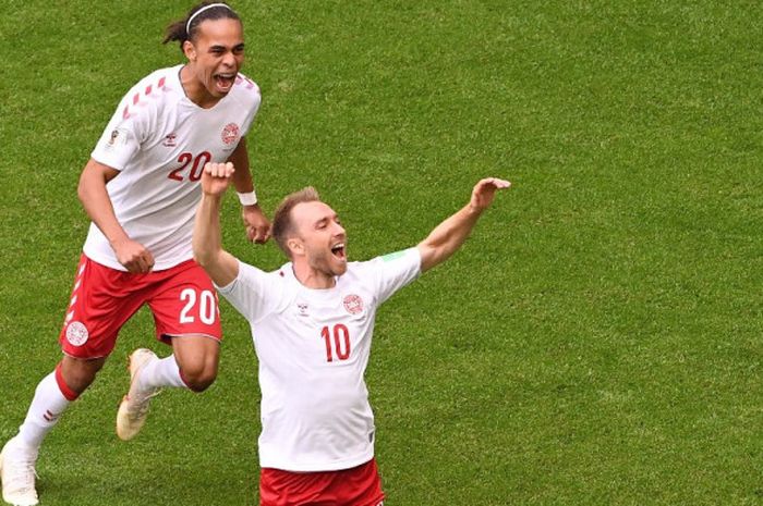 Gelandang Denmark, Christian Eriksen (kanan), merayakan gol yang dicetak ke gawang Australia dalam laga Grup C Piala Dunia 2018 di Samara Arena, Samara, Rusia pada 21 Juni 2018.