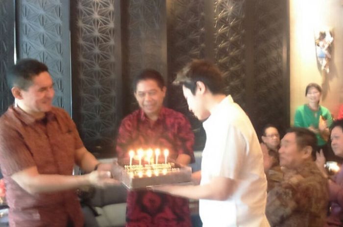 Pebulu tangkis ganda campuran Indonesia, Liliyana Natsir, meniup kue ultah dalam acara makan siang bersama di Restaurant Yellow Fin, Jakarta, Minggu (10/9/2017).