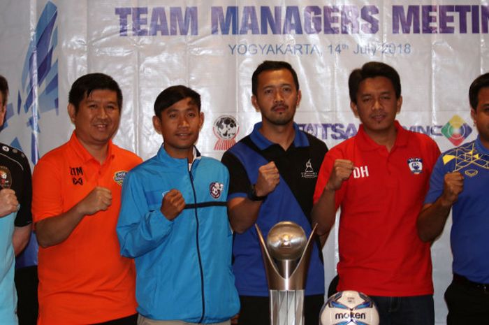 Pelatih SKN Kebumen, Deny Handoyo (dua dari kanan) dalam jumpa pers pasca pertemuan manajer AFF Futsal Club Championship 2018 di Yogyakarta, 14 Juli 2018.  