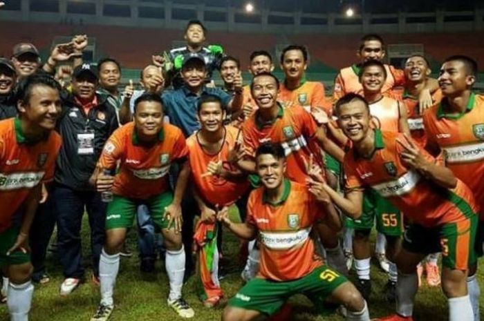 Suka cita para pemain PS Bengkulu seusai mengalahkan tuan rumah Persikabo dengan skor 4-1 pada pertandingan perdana Grup 2 Liga 2 musim 2017 di Stadion Pakansari, Kabupaten Bogor, 23 April 2017. 