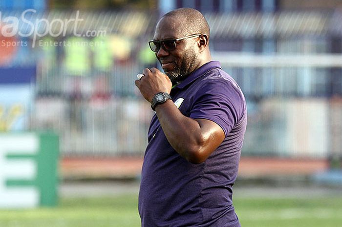    Pelatih Barito Putera, Jacksen F Tiago memantau timnya saat kontra Persipura Jayapura pada laga Jakajaya Friendly Game, Rabu (14/3/2018) di Stadion Surajaya Lamongan.   