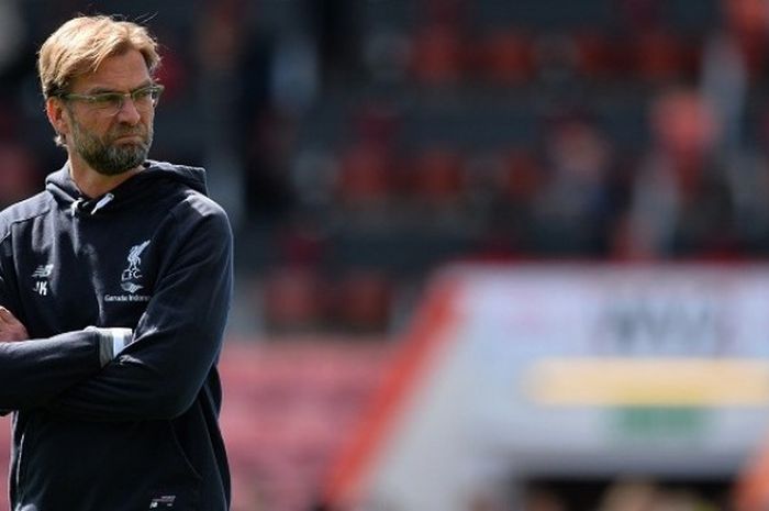 Manajer Liverpool, Juergen Klopp, tengah menyaksikan penampilan timnya saat menghadapi AFC Bournemouth, dalam lanjutan Premier League di Stadion Vitality, Minggu (17/4/2016). 