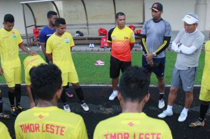 Para pemain timnas U-22 Timor Leste menerima wejangan dari tim pelatih mereka pada sesi latihan sore di lapangan Perdana Plus, Petaling Jaya, Malaysia pada 19 Agustus 2017. 