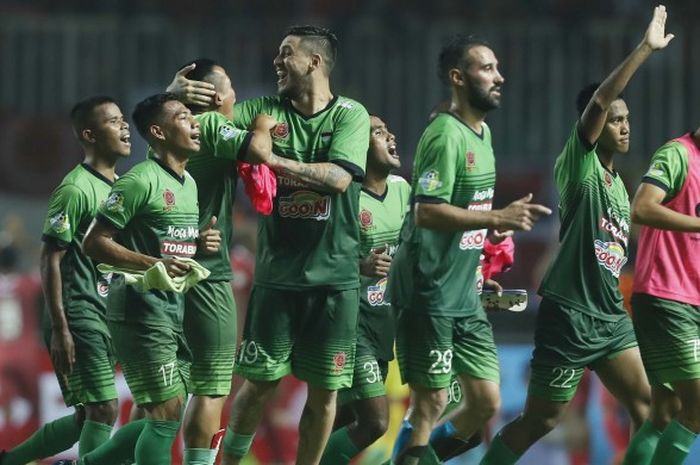 Para pemain PS TNI merayakan kemenangan atas PSM Makassar pada partai Liga 1 di Stadion Pakansari