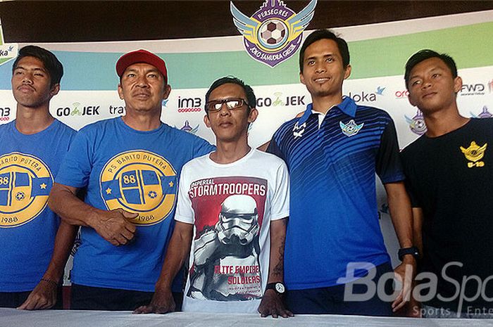 Pemain dan pelatih Persegres U-19 dan Barito Putra U-19 berpose saat sesi foto di acara konferensi pers, Sabtu (16/9/2017) di Stadion Petrokimia Gresik.