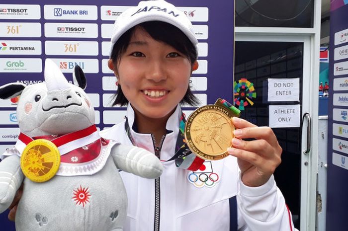 Atlet soft tenis Jepang, Noa Takahashi, usai memenangi medali emas Asian Games 2018 nomor tunggal putri pada Rabu (29/8/2018) di Tennis Court Jakabaring, Palembang, Sumatra Selatan.