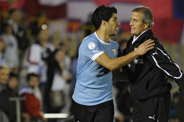 Pelatih Uruguay, Oscar Tabarez (kanan), memberikan selamat kepada Luis Suarez usai mencetak gol ke gawang Cile dalam laga Kualifikasi Piala Dunia 2014 Zona Amerika Selatan di Stadion Centenario, Montevideo, Uruguay (11/11/2011).