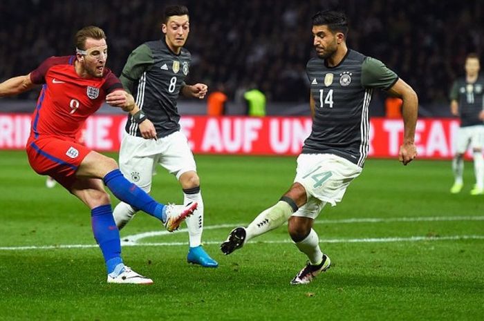Penyerang Inggris, Harry Kane, melepaskan tembakan yang membuahkan gol ke gawang Jerman dalam laga uji coba di Berlin, 26 Maret 2016.