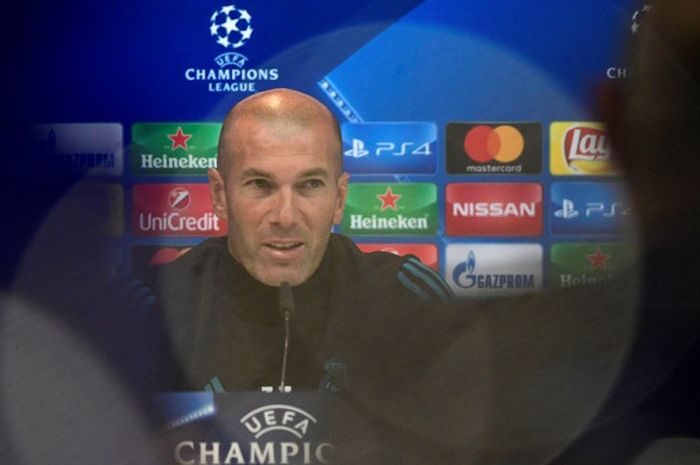  Pelatih Real Madrid, Zinedine Zidane, menghadiri konferensi pers setelah memimpin sesi latihan tim di Valdebebas Sport City, Madrid, Spanyol, pada 16 Oktober 2017. 