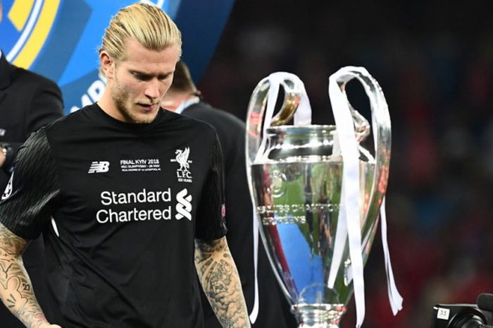 Ekspresi kiper Liverpool, Loris Karius, setelah menerima medali perak Liga Champions 2017-2018 seusai laga final kontra Real Madrid di Stadion NSC Olimpiyskiy, Kiev, Ukraina, pada Sabtu (26/5/2018).