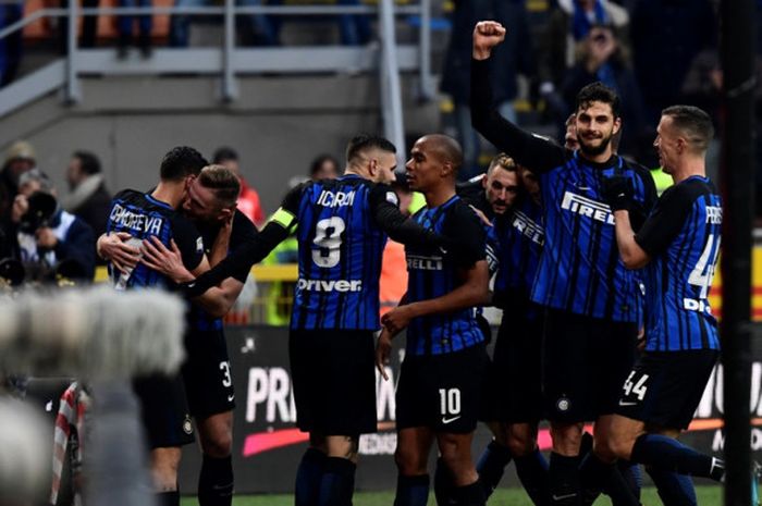 Bek Inter Milan, Milan Skriniar (kedua dari kiri), merayakan gol yang dia cetak ke gawang Chievo dalam laga Liga Italia di Stadion Giuseppe Meazza, Milan, pada 3 Desember 2017.