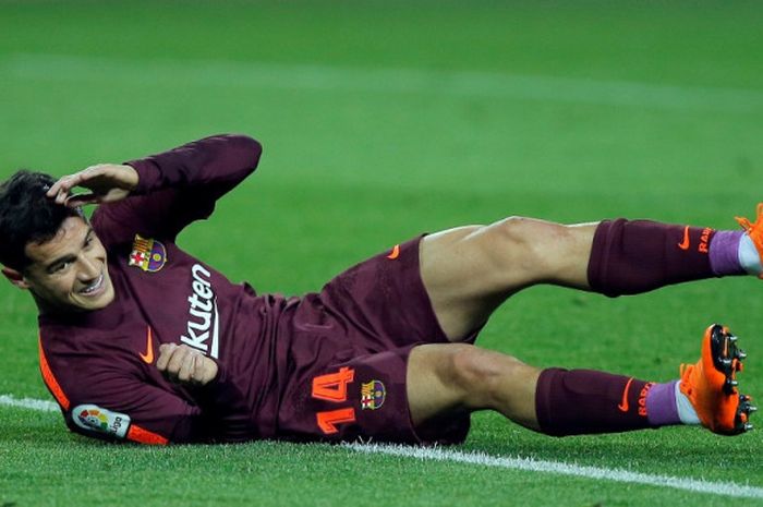  Gelandang FC Barcelona, Philippe Coutinho, terjatuh dalam laga Liga Spanyol kontra Malaga di Stadion Camp Nou, Barcelona, pada 10 Maret 2018. 