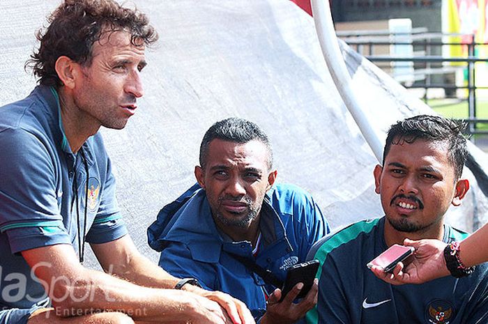  Pelatih timnas U-23 Indonesia, Luis Milla Aspas didampingi penerjemahnya saat melayani wawancara beberapa media seusai sesi latihan di Stadion Kapten I Wayan Dipta, Gianyar, Rabu (8/8/2018) pagi.  