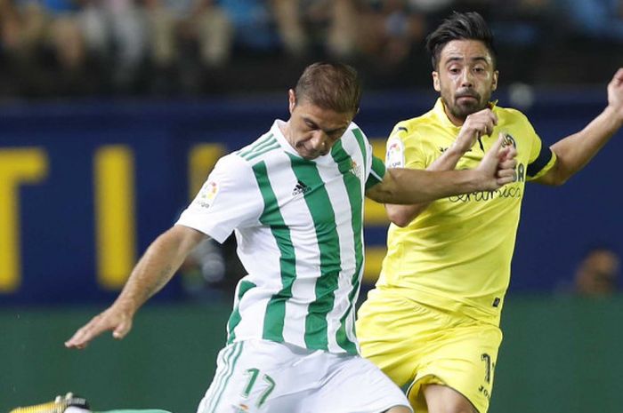 Gelandang Real Betis, Joaquin Sanchez (kiri), beraksi dalam laga Liga Spanyol kontra Villarreal CF di Stadion La Ceramica, Villarreal, Senin (11/9/2017) dini hari WIB.