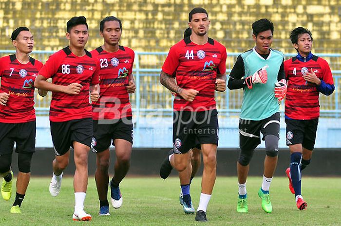        Pemain Arema FC mengikuti sesi latihan di Stadion Kanjuruhan Kabupaten Malang, Kami (21/6/2018).       