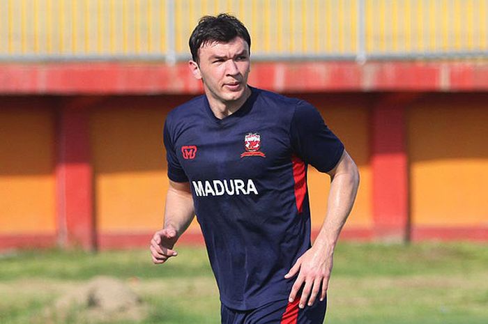 Bek tengah Madura United asal Serbia, Sasa Kolunija, saat mengikuti latihan tim, Sabtu (17/2/2018).