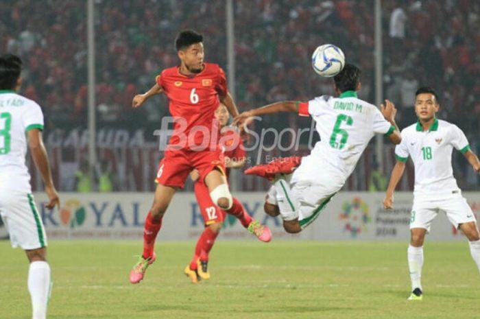 Kapten Timnas U-16 Indonesia David Maulana menyundul bola saat berduel dengan pemain Vietnam di Stadion Gelora Delta, Sidoarjo, Kamis (2/8/2018) malam WIB.