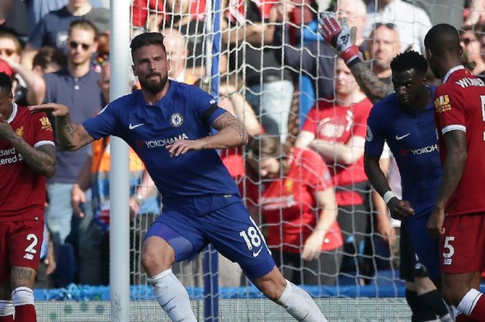 Penyerang Chelsea, Olivier Giroud (kedua dari kiri), merayakan gol yang dicetak ke gawang Liverpool FC dalam laga Liga Inggris di Stadion Stamford Bridge, London pada 6 Mei 2018.