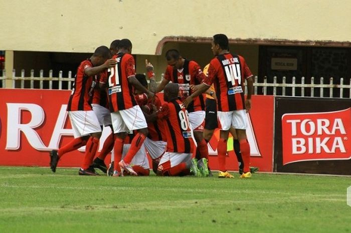 Para pemain Persipura Jayapura merayakan gol ke gawang Semen Padang pada lanjutan TSC, Sabtu (17/9/2016). 