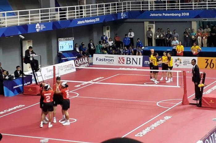 Suasana laga tim sepak takraw Indonesia (merah) saat bersua Vietnam pada semifinal nomor quadrant putri di Ranau Hall Jakabaring, Palembang pada Jumat (31/8/2018).