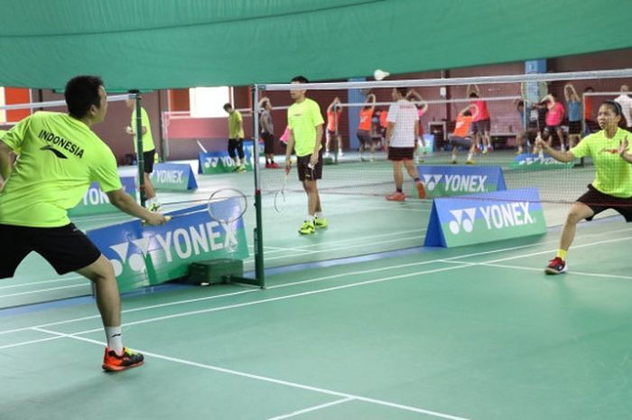 Kapten Tim Thomas Indonesia, Hendra Setiawan, dan Greysia Polii (kapten tim Uber Indonesia) melakukan latihan bersama di Bangkok, Thailand, Kamis (17/5/2018).