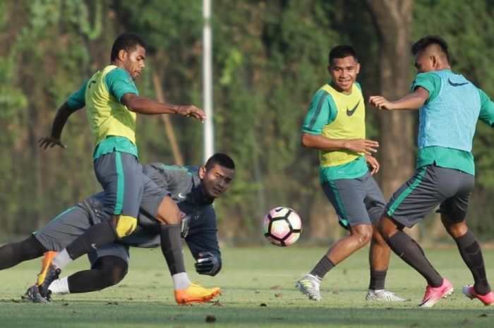 Timnas Indonesia U-22 latihan di Lapangan Sekolah Pelita Harapan, Karawaci, Kota Tangerang, Selasa (8/8/2017).