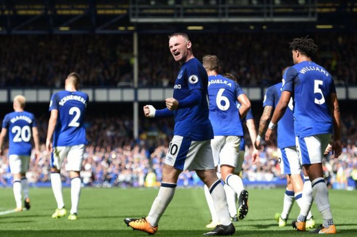 Kegembiraan striker Everton, Wayne Rooney, setelah mencetak gol ke gawang Stoke dalam lanjutan laga Liga Inggris di Goodison Park, Sabtu (12/8/2017).