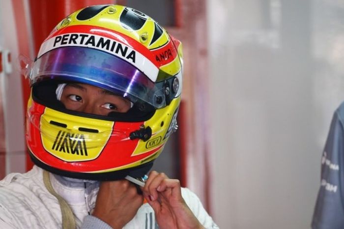Pebalap Manor Racing asal Indonesia, Rio Haryanto, bersiap saat akan menjalani sesi latihan ketiga GP Jerman di Hockenheimring, Sabtu (30/7/2016).