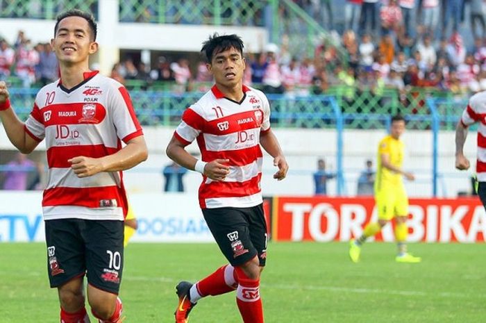 Gelandang Madura United, Slamet Nurcahyo (kiri), merayakan gol ke gawang Persegres Gresik United di Stadion Gelora Bangkalan, Jumat  (4/11/2016).