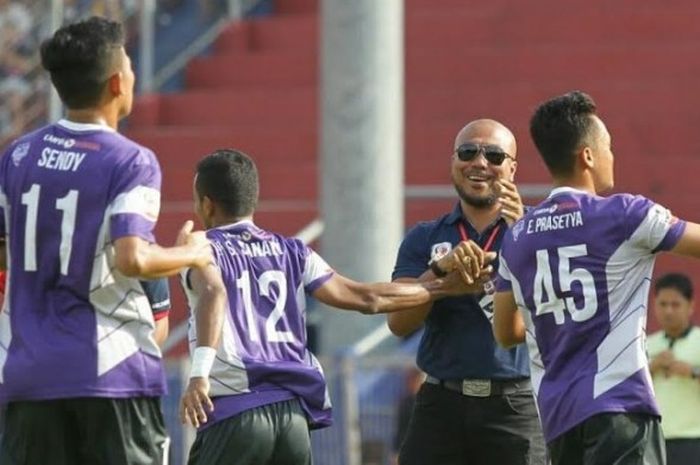 Manajer Persik, Anang Kurniawan (berkaca mata) menyambut para pemain timnya seusai mencetak gol ke gawang Perssu Sumenep pada laga Liga 2 di Stadion Brawijaya, Kediri,27 April 2017. 