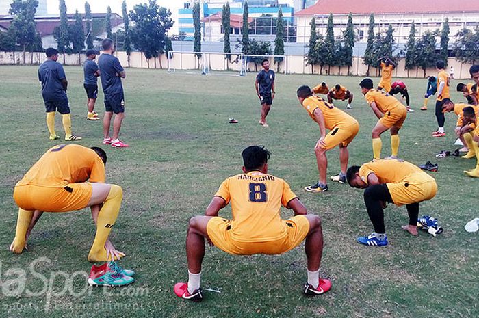 Pemain-pemain Bhayangkara FC melakukan peregangan otot usai latihan di lapangan Mapolda Jatim, Rabu (4/4/2018).