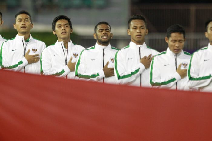 Para pemain timnas U-22 Indonesia menyanyikan lagu Indonesia Raya jelang laga kontra Thailand pada laga pamungkas Grup H Kualifikasi Piala Asia U-23 edisi 2018 di Stadion Nasional Supachalasai, Bangkok, 23 Juli 2017. 