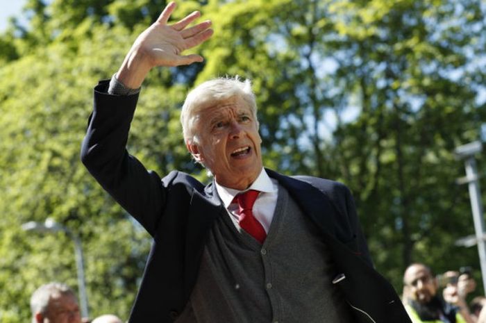 Pelatih Arsenal, Arsene Wenger, melambaikan tangan saat tiba di John Smith Stadion, Huddersfield, jelang laga Liga Inggris antara Arsenal dan Huddersfield Town, Minggu (13/5/2018). 