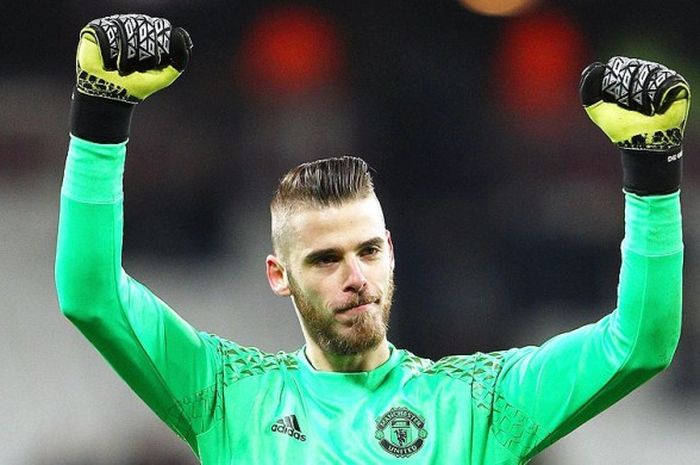 Kiper Manchester United, David de Gea, merayakan kemenangan timnya di pengujung laga melawan West Ham United di Stadion London, Stratford, pada 2 Januari 2017.