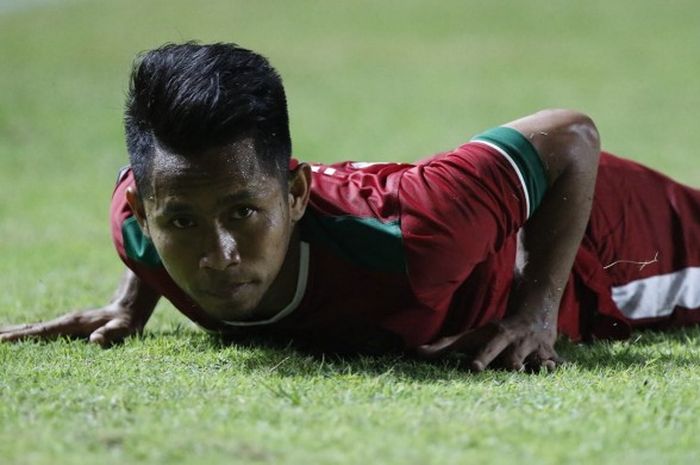 Pemain tim nasional Indonesia, Andik Vermansah, terjatuh di tanah saat melakoni laga semifinal pertama Piala AFF 2016 melawan Vietnam, di Stadion Pakansari, Cibinong, Kabupaten Bogor, Sabtu (3/12/2016).