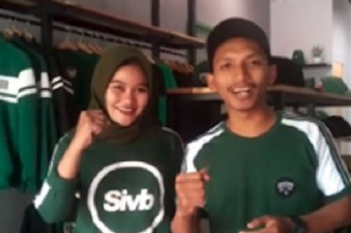Dua fan Persebaya, Quraini dan Eko Firman mendirikan distro pernak-pernik Persebaya Surabaya.