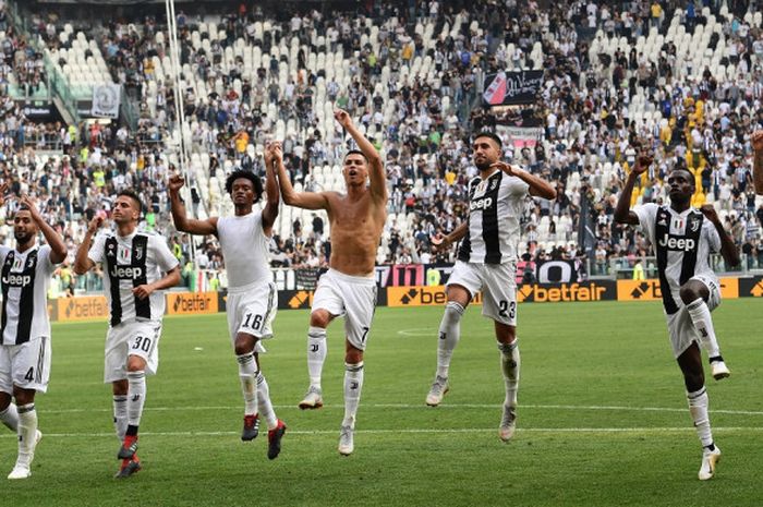 Gelandang Juventus, Rodrigo Bentancur, bersama rekan satu timnya melakukan selebrasi setelah menuai kemenangan atas Sassuolo di Allianz Stadium pada 16 September 2018.