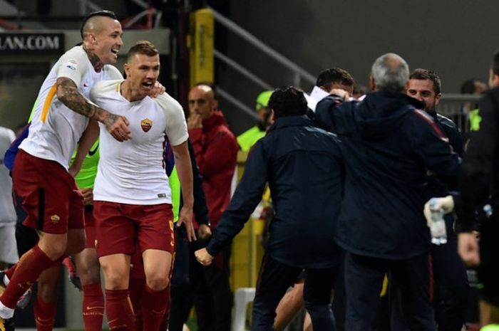 Gelandang AS Roma, Radja Nainggolan (kiri), merayakan gol yang dicetak oleh Edin Dzeko dalam laga Liga Italia kontra AC Milan di Stadion San Siro, Milan, pada 1 Oktober 2017.