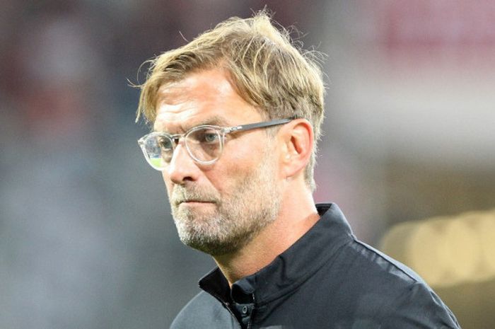 Reaksi Manajer Liverpool FC, Juergen Klopp, sebelum dimulainya laga Liga Champions kontra Hoffenheim di Stadion Rhein-Neckar-Arena, Sinsheim, Selasa (15/8/2017).