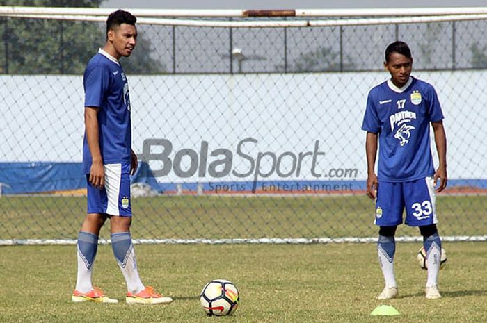 ‎Pemain seleksi Persib, Roland Simon Mandowen (kiri) berlatih di Stadion Sport Jabar Arcamanik, Kota Bandung, Selasa (3/7/2018).