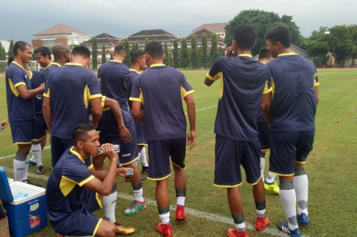 Suasana latihan perdana skuat Indonesia Selection di Stadion UNY, Yogyakarta, Selasa (9/1/2018).
