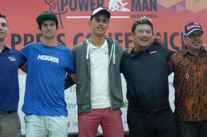 Atlet duathlon dari Belanda, Thomas Bruin (ketiga dari kiri), dalam sesi jumpa pers Powerman Indonesia 2018 di Pacific Pace, Jumat (6/4/2018)