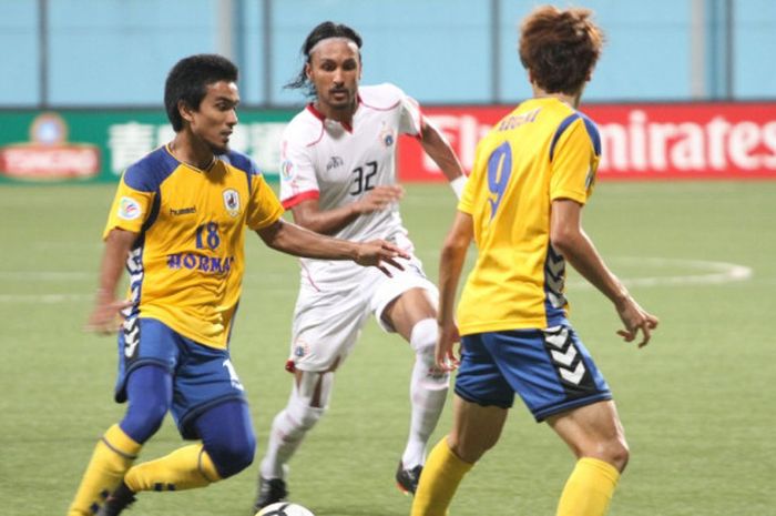 Gelandang Persija Jakarta, Rohit Chand (tengah), berusaha merebut bola dari pemain Tampines Rovers, Yasir, di Stadion Jalan Besar, Singapura, Selasa  (24/4/2018).