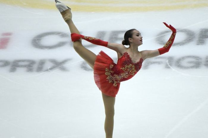 Juara dunia Figure Skating Junior, Alina Zagitova, beraksi pada event free skating di Beijing pada 4 November 2017.