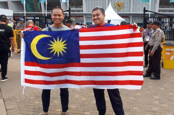  Aiqil Adnan dan rekannya, sengaja datang dari Malaysia ke Indonesia khusus untuk menonton pembukaan Asian Games 2018, Sabtu (18/8/2018) di Stadion Utama Gelora Bung Karno, Jakarta. 